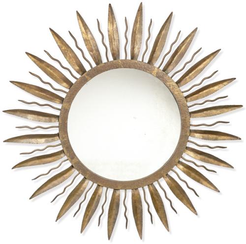 Espejo mural circular de tipo sunburst, corona exterior radiada que recuerda a un sol estilizado en metal dorado formado por hojas lanceoladas alternadas con varillas ondulantes más finas. Años 70