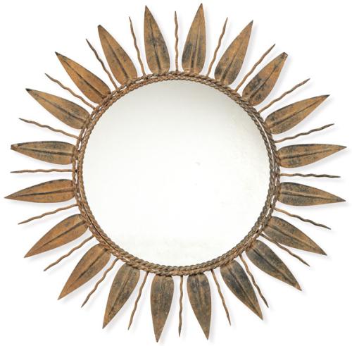 Espejo mural circular de tipo sunburst, corona exterior radiada que recuerda a un sol estilizado en metal dorado formado por hojas lanceoladas alternadas con varillas ondulantes más finas. Años 70