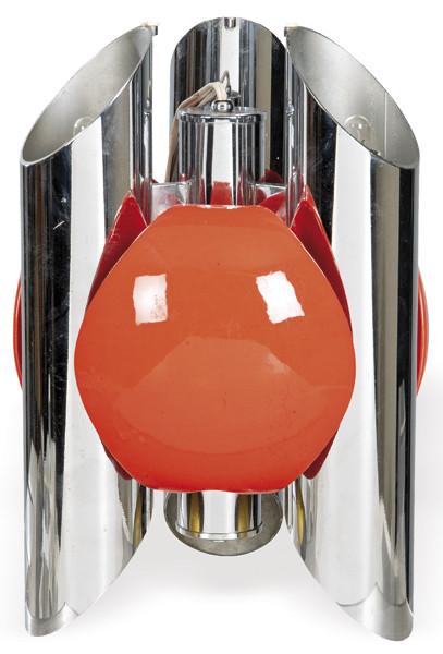  Lámpara de techo de estilo Space Age. Estructura compuesta por cilindros verticales de metal cromado, dispuestos alrededor de un núcleo central que sostiene elementos esféricos o semiesféricos en acabado esmaltado rojo intenso.