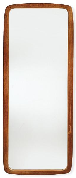 Marco de espejo de geometría simple y aristas suavizadas en madera de teca.