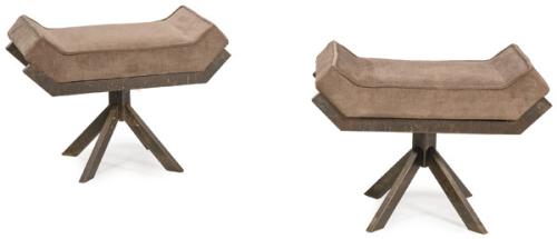Pareja de taburetes brutalistas con estructura de metal con asiento tapizado en tejido marrón; con patas anguladas en aspa y soporte lateral plano que actúa como bastidor.