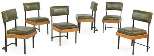Conjunto de seis sillas con estructura de hierro lacado en negro, asiento y respaldo acolchados tapizados en skay verde