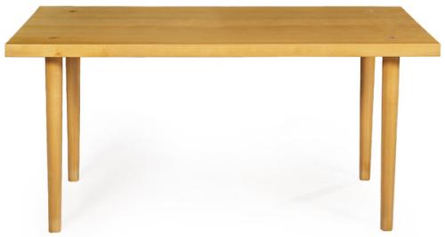  Mesa nórdica con tapa rectangular formada por listones de madera de haya, sobre patas cilíndricas.