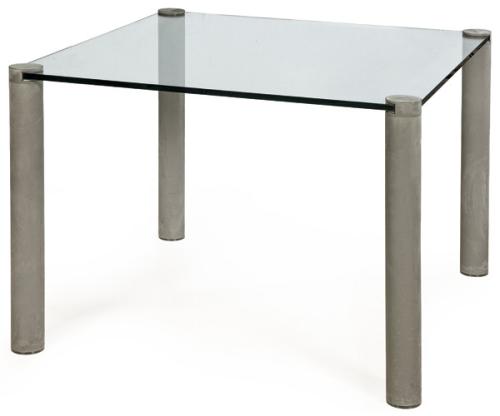 Mesa cuadrada, con sobre de vidrio transparente y estructura de cuatro patas cilíndricas de metal pintado.