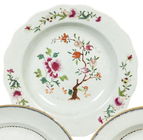 Plato acuencado, de borde  ondulado de porcelana de Compañía de Indias, Famiilia Rosa, Dinastía Qing, época de Qienlong (1736-95).