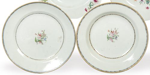  Juego de plato hondo plato llano de porcelana de Compañía de Indias, Familia Rosa, Dinastía Qing, época de Qienlong (1736-95).