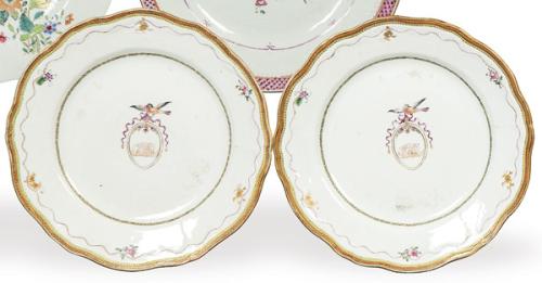 Pareja de platos de porcelana de Compañía de Indias, Familia Rosa, Dinastía Qing, época de Qianlong (1736-95).