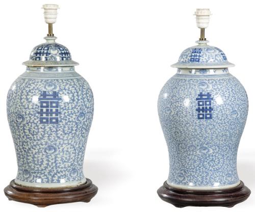 Pareja de tibores de porcelana china azul y blanco convertidos en lámpara ff. S. XIX pp. S. XX