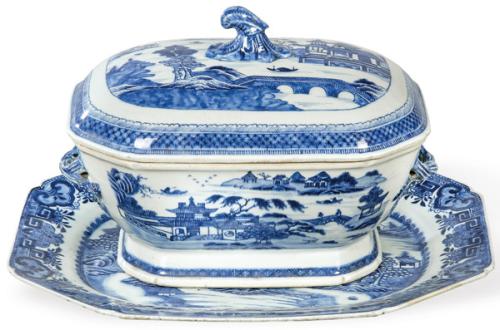  Sopera y fuente de porcelana de Compañía de Indias azul y blanco, Dinastía Qing, época de Qianlong (1736-95)