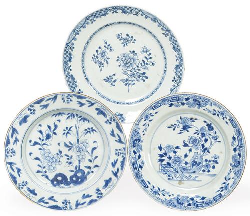 Tres platos de porcelana de Compañía de Indias, azul y blanco, Dinastía Qing, época de Qianlong (1736-1795)