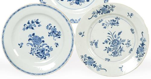  Dos platos de porcelana de Compañía de Indias, azul y blanco, Dinastía Qing, época de Qianlong (1736-95)