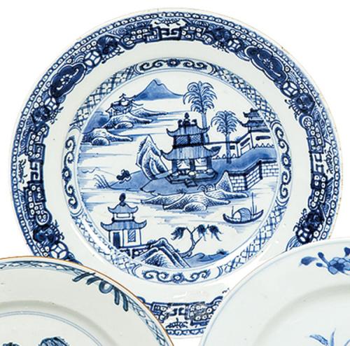  Plato de porcelana de Compañía de Indias azul y blanco, Dinastía Qing, época de Qianlong (1736-95)
