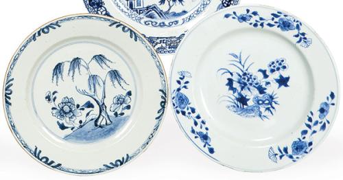  Dos platos de porcelana de Compañía de Indias, azul y blanco, Dinastía Qing, época de Qianlong (1736-95)