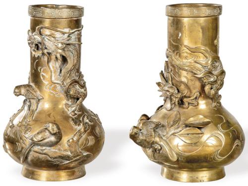 Pareja de jarrones de bronce con decoración en relieve, China, Dinastía Qing ff. S. XIX pp. S. XX.