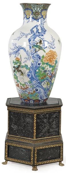Gran jarrón de porcelana japonesa con esmaltes polícromos con marcas de Fukugawa, Periodo Meiji h, 1900.