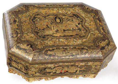 Caja poligonal en madera lacada y dorada, China Dinastía Qing ff. S. XIX.