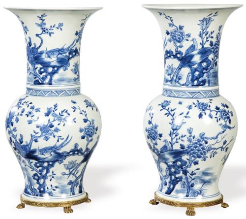 Pareja de jarrones tipo zun de porcelana china azul y blanco, Dinastía Qing, con marca apócrifa de Kangxi, S. XIX.