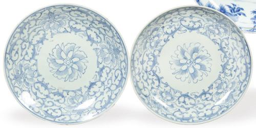 Pareja de platos hondos de porecelana china azul y blanco, Dinastía Qing S. XIX