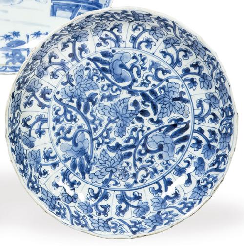 Plato con alero ondulado de porcelana china azul y blanco Dinastía Qing, época de Kangxi (1668-1722)