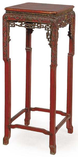 Mesa alta de altar en madera tallada y lacada en rojo con decoración dorada, Vietnam S. XÏX.