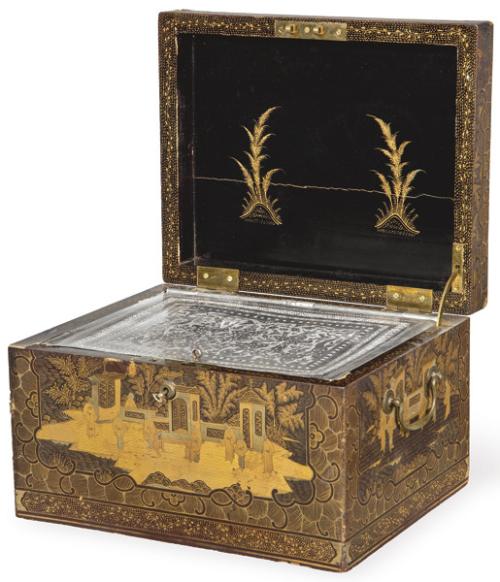 Caja de te de madera lacada y dorada, China, Dinastía Qing S. XIX.
