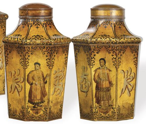 Dos botes de té de latón con chinoisseries, Inglaterra h. 1840-1880.