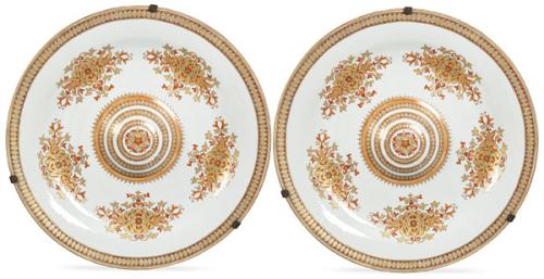 Pareja de grandes platos de porcelana de Compañía de Indias en rojo de hierro y oro, Dinastía Qing ff. S. XVIII.