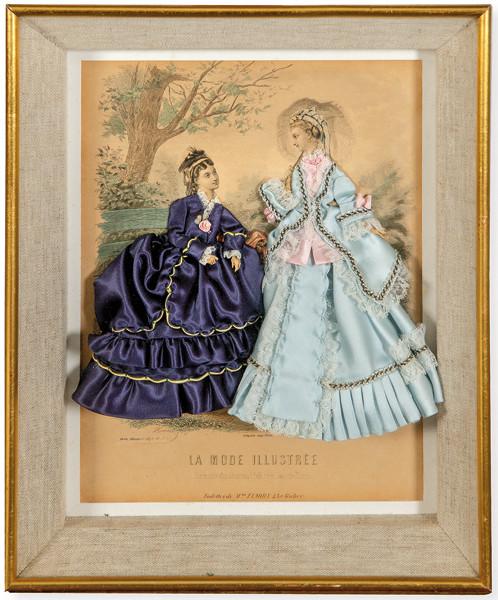  Grabado enmarcado en vitrina de la Mode Ilustrée fechado en 1873, coloreado al acuarela y  con vestidos aplicados realizados en seda natural.