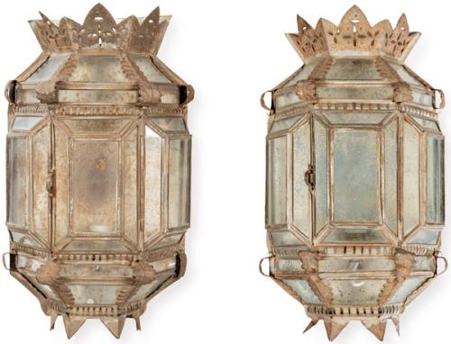  Pareja de apliques de pared de latón y cristal con forma de medio farol S. XX