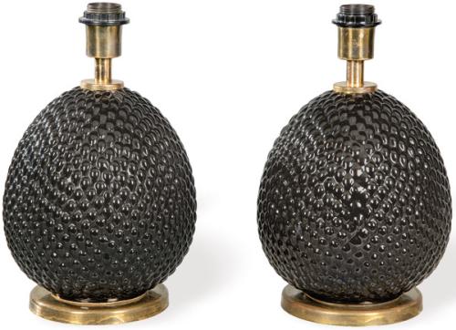  Pareja de lámparas en forma de piña en cristal ahumado, con montura de latón.