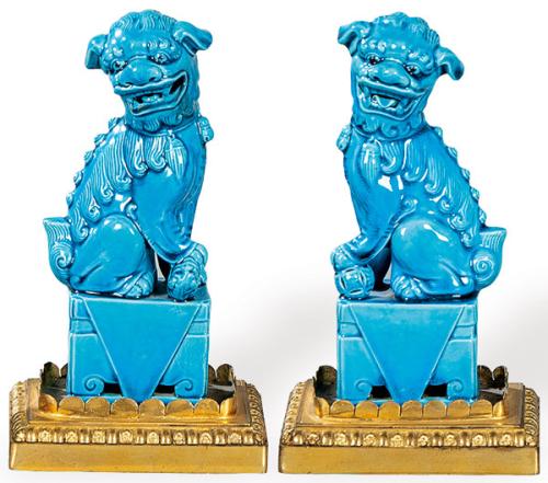  Pareja de leones de Foo en porcelana china con vidriado turquesa sobre peanas de bronce ff. S. XIX pp. S. XX.