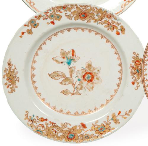  Plato de orcelana de Compañía de Indias con esmaltes polícromos y oro, época de Qianlong (1736-95)