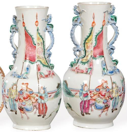  Pareja de jarrones de porcelana china con esmaltes de la Familia Rosa, Dinastía Qing S. XIX.