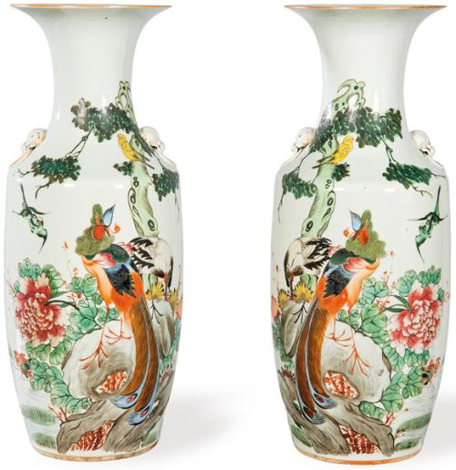  Pareja de jarrones de porcelana china con esmaltes pólicromos, Dinastía Qing ff. S. XIX