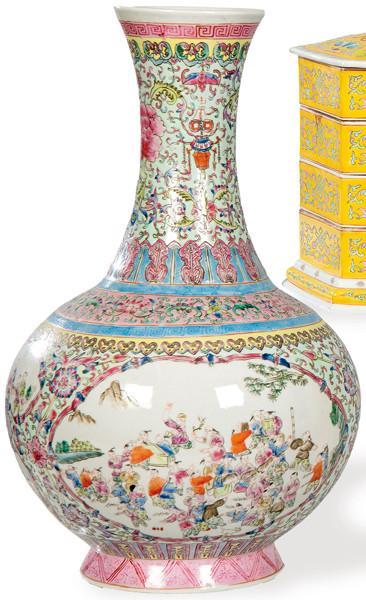  Jarrón de cuello largo de porcelana china con esmaltes de la Familia Rosa, con marca de sello apócrifo de Tongzhi h. 1970.