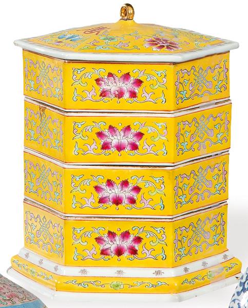  Caja con cuatro pisos apilables de porcelana china con vidriado amarillo y esmaltes polícromos con marca apócrifa de Jiaqing (1796-1820) realizada en el siglo XX