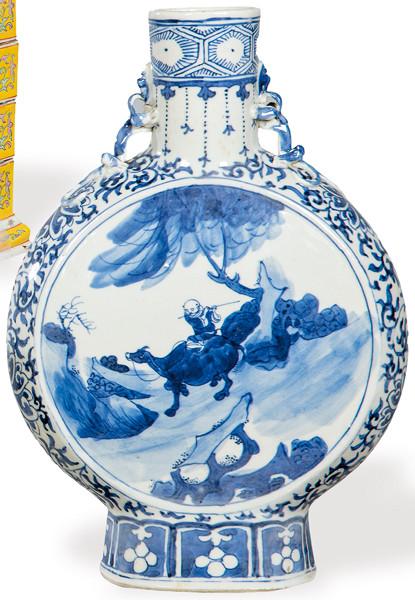  Garrafa de luna de porcelana china azul y blanco, Dinastía Qing, época de Kangxi (1654-1722) pp. S. XVIII