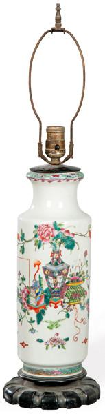  Jarrón chino convertido en lámpara de porcelana con esmaltes de la Familia Rosa, Dinastía Qing S. XIX.