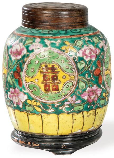  Dos tibores chios con tapa de madera con decoración de flores y símbolos sobre fondo verde pp. S. XX