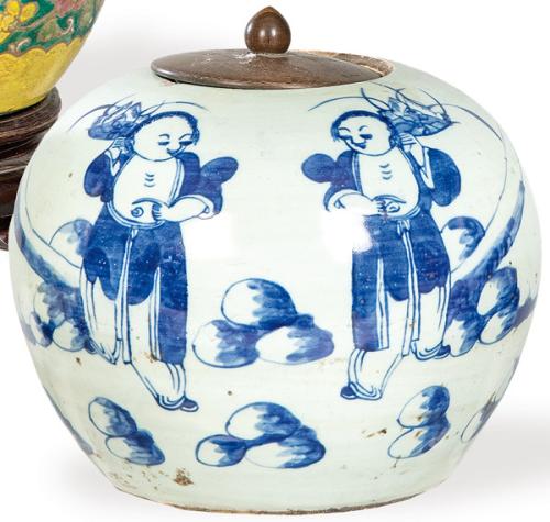  Kamcheng o cazuela con tapa de porcelana china con esmaltes polícromos con marca de sello de Tongzhi (1862-1874).