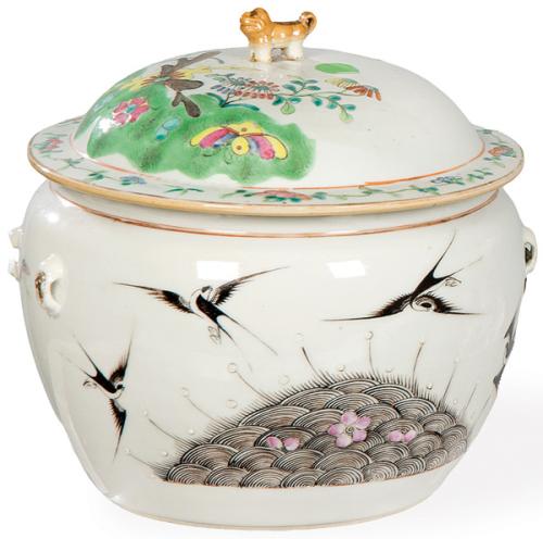  Frutero de porcelana china con esmaltes polícromos pp. S. XX.