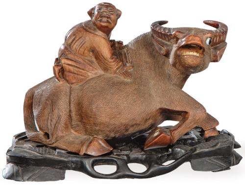  "Búfalo con Niño a la Esalda" tallado en madera de teca, China pp. S. XX.
