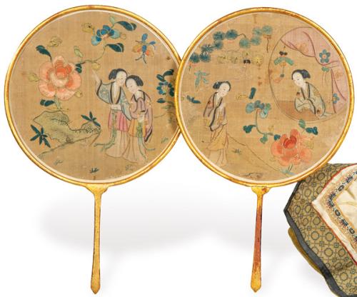  Dos pai-pai de tela bordada y pintada, China Dinastía Qing ff. S. XIX pp. S. XX