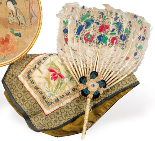  Pai- pai de hueso tallado y plumas pintadas con adorno de rosetón textil, China pp. S. XX