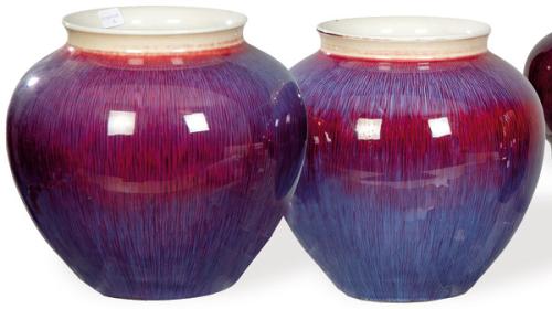  Pareja de jarrones ovoides de porcelana china con vidriado Sangre de Toro flambeado con marca de sello "Hecho en Yingdezhen" h. 1970