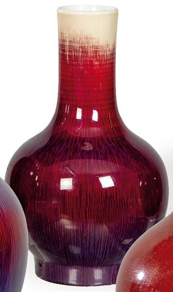  Pequeño jarrón de cuello largo de porcelana china con vidriado Sangre de Toro flambeado, con marca de sello en la base "Hecho en Yingdezhen" h. 1970