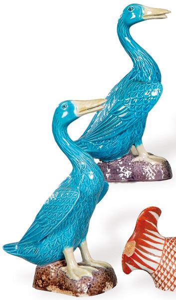  Pareja de patos de porcelana azul turquesa y berengena, China pp. S. XX.