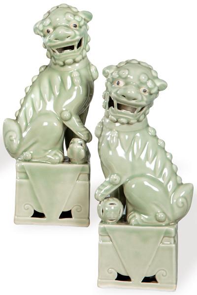  Pareja de Leones de Foo en porcelana con vidriado celadón, China mediados S. XX