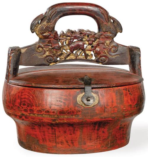 Caja de ofrendas en madera pimtada en rojo con restos de dorado, Dinastía Qing S. XIX