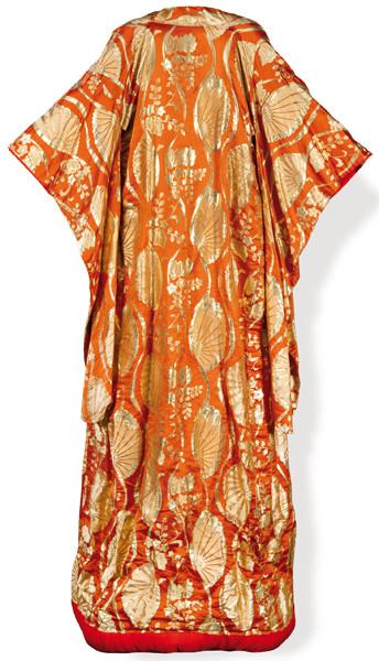  Kimono Uchikake en seda naranja con brocados en oro.